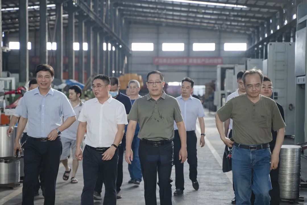 衡東縣縣委副書記、縣長對朝陽集團(tuán)自動化生產(chǎn)線進(jìn)行視察